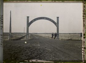 Image représentant Canada, St François Xavier, Une ferme: Entrée de la ferme