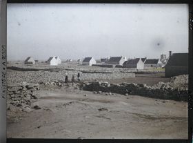 Image représentant Deux femmes dans un champ entouré de murs de clôture en protection contre le vent