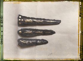 Image représentant Trois lames de poignards (bronze incrusté d'or, d'argent et nielle) provenant de Mycènes (verso)