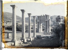 Image représentant L'Arc de Caracalla et colonnes du Nouveau Forum, vestiges de la cité antique Cuicul