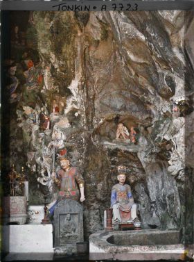 Image représentant Un sanctuaire rupestre aménagé dans une anfractuosité du récif de Sai-so'n, annexe du temple bouddhique de Thien Phuc