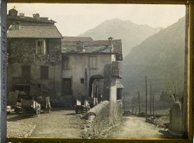 Image représentant Habitation rurale et son environnement montagneux dans la brume