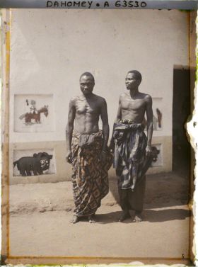 Image représentant Les deux artistes restaurateurs des reliefs des palais, devant l'ajalala (bâtiment de réception) de  null Guézo