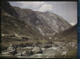 Image représentant La vallée de Vicdessos vu vers l'aval au-dessous de la Grotte de Niaux