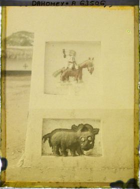 Image représentant Décor en relief de buffle et cavalier acrobate sur un bâtiment de réception (Ajalala) de la deuxième cour du palais de  null Glélé