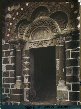 Image représentant Le portail orné d'un arc trilobé d'inspiration mozarabe de l'église Saint-Michel