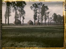 Image représentant Seine et Oise, Domont, Meules de blé en bordure de la route de Beauvais