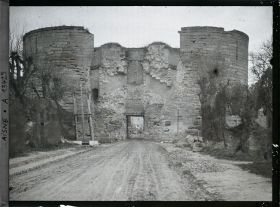 Image représentant France, Coucy le Chau, Porte de Laon