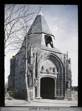 Image représentant L'ancien porche de l'église Notre-Dame remonté à l'entrée du cimetière
