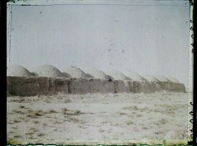 Image représentant Le mur d'enceinte du village abandonné