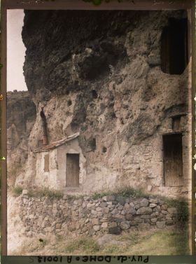 Image représentant France, Perrier, Grottes du Perrier, maison creusée dans le rocher et encore habitée
