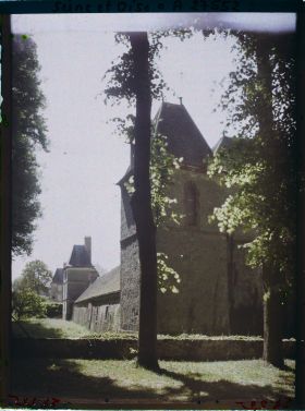 Image représentant France, Les Mesnuls, Aspect du Chateau et de ses fossés Coté est