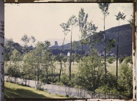 Image représentant France, Ammerschwihr, Les bords de la Veiss et le Château de Krysersberg, vue prise de la route de Ammerschwihr
