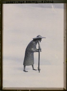 Image représentant Exposition d'art africain, figurine de bûcheron