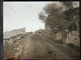 Image représentant Ruines ou vestiges près d'un chemin