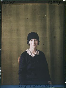 Image représentant https://musee-albert-kahn.s-museum.fr/home/NWQ2OTAwYzNmYjZlZTk1ZWQwODJmMjY4L2dlbmVyaWMtbm90aWNlLXRhYi9hdXRob3JpdHkvNjE3YTc5ZjVjZjhiODk2OGIzMzM3ZDIx/5d6900c3fb6ee95ed082f268/generic-notice-tab/authority/617a79ebcf8b8968b33376f1 Madame Stanley H. Rose