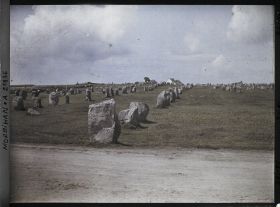 Image représentant Les alignements du Ménec, vus depuis la route d'Auray à Carnac
