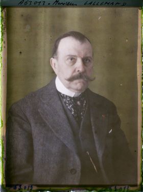 Image représentant https://musee-albert-kahn.s-museum.fr/home/NWQ2OTAwYzNmYjZlZTk1ZWQwODJmMjY4L2dlbmVyaWMtbm90aWNlLXRhYi9hdXRob3JpdHkvNjE3YTc5ZjVjZjhiODk2OGIzMzM3ZDIx/5d6900c3fb6ee95ed082f268/generic-notice-tab/authority/617a79ebcf8b8968b33370a2 Monsieur Lallemand