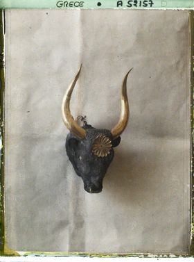 Image représentant Rhyton (coupe) en argent en forme de tête de taureau, avec cornes, mufle et rosace décorative en or