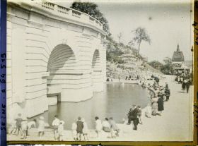 Image représentant La fontaine de Paul Gasq dans le square Saint-Pierre de Montmartre (actuel square Louise-Michel) au pied du Sacré-Coeur