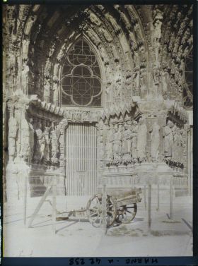 Image représentant France, Reims, Ligatures pour protéger les Statues des Saints (Cathédrale), portail gauche de la façade