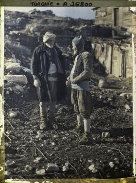 Image représentant Deux vieillards au milieu des ruines