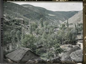 Image représentant Les toits des maisons et vue d'ensemble sur la vallée