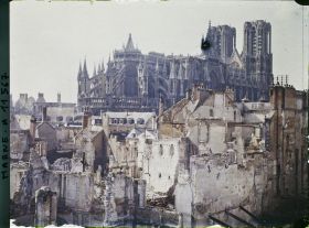 Image représentant Ruines du quartier de l'Université, au fond la cathédrale