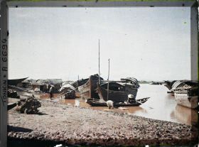 Image représentant Des maisons flottantes et des sampans au bord du Fleuve Rouge
