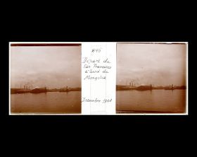 Image représentant Les pontons et le port, vue prise du Mongolia au moment du départ