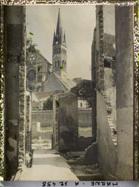 Image représentant France, Reims, Clocher de St Rémy vu à travers les ruines situées rue des Grands murs St Rémy