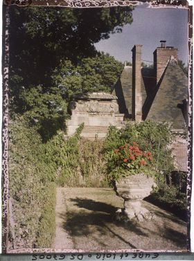 Image représentant Un parterre et la première cheminée du château