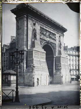 Image représentant La porte Saint-Denis protégée contre les bombardements boulevard de Bonne-Nouvelle