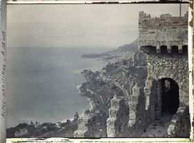 Image représentant Vue plongeante sur le littoral, en direction de Monaco, depuis la tour de guet du château de Roquebrune