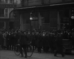 Image représentant Marchands de perles et de pierres précieuses devant la « Brasserie diamantaire A. Dumont » au 53 rue Lafayette