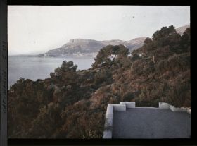 Image représentant Partie ouest de la terrasse inférieure de la villa Kahn, dite villa Zamir, avec vue sur Monaco