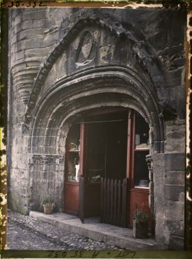 Image représentant France, Figeac, Porche d'une maison du XIIIe