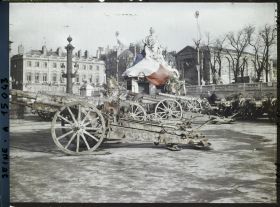 Image représentant Statue de Lille décorée d'un drapeau français et canons pris aux Allemands exposés place de la Concorde