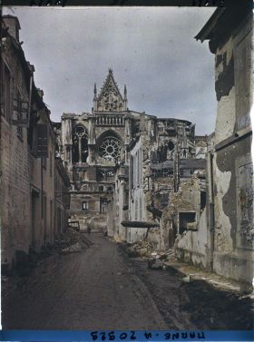 Image représentant France, Reims, Rue de l'Ecole de Médecine et transept Sud de la Cathédrale