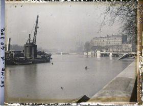 Image représentant La Seine en crue, port Henri IV en direction du pont de Sully