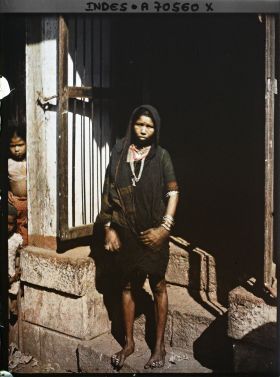 Image représentant Une femme de l'ethnie koli à la porte d'une maison