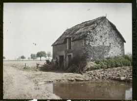 Image représentant France , Montigny-le-Bretonneux, Vieille maison à toit de Chaume