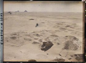 Image représentant Vue prise depuis la pyramide d'Ounas, dernier roi de la Ve dynastie (2380-2350 av. J.C.)