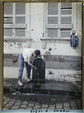 Image représentant France, Reims, Un soldat se débarbouille rue Cerès