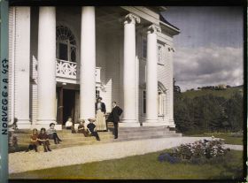 Image représentant Enfants et couple sur les marches du manoir du siège des usines Norsk Hydro