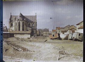 Image représentant Boyaux ou tranchées, place Nicolas Bergier au fond le chevet de l'église Saint Jean-Baptiste de la Salle