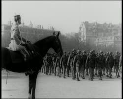 Image représentant Arc de Triomphe : le général Pershing au tombeau du Soldat Inconnu