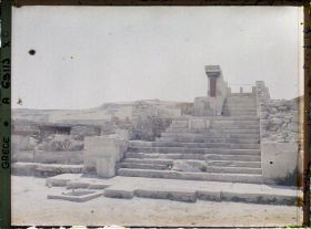 Image représentant Dans la cour centrale du Palais, l'escalier monumental ouest