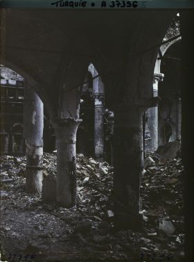 Image représentant Turquie, Smyrne, Incendie de Smyrne en Septe 1922, Quartier Tchayirli-Bagtché (même quartier) Eglise Grecque de St Dimitri Intérieur