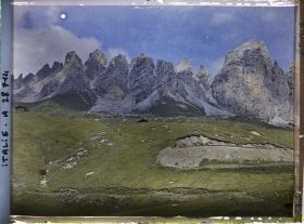 Image représentant Le col du Grödner (Grödner Joch ou passo Gardena) et la chaine de Pizes de Cir (Cirspitzen ou Gruppo del Cir)